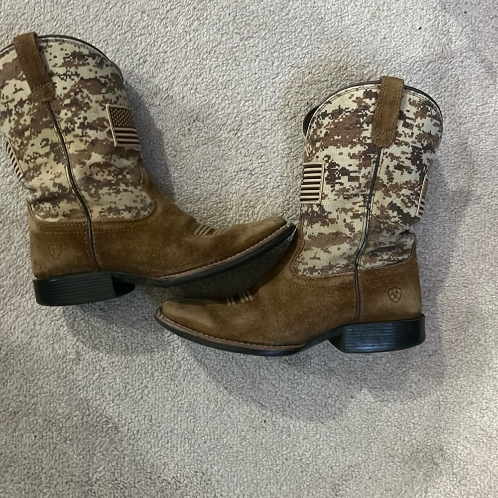 Size 4 boys Ariat boots. They have been worn but still in great condition.